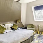Chateau Jeanne & The Forest - Chateau De Montvillargenne Hotel 4*