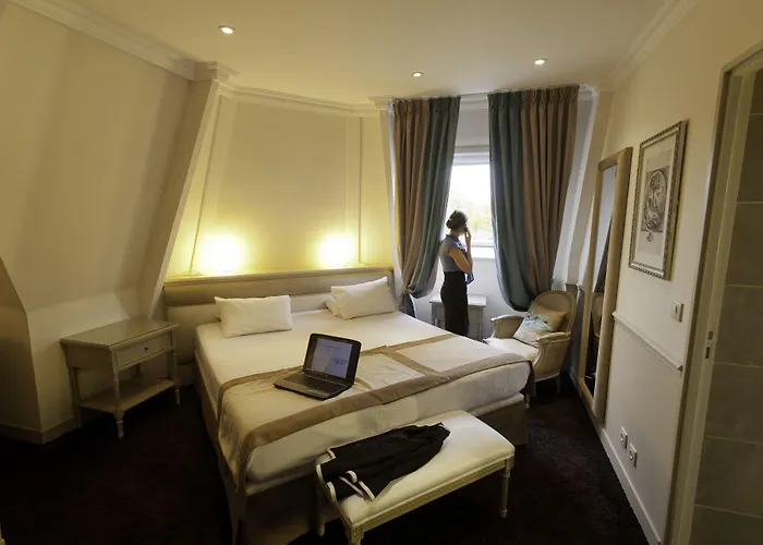 Hotel Chateau Jeanne & The Forest - Chateau De Montvillargenne