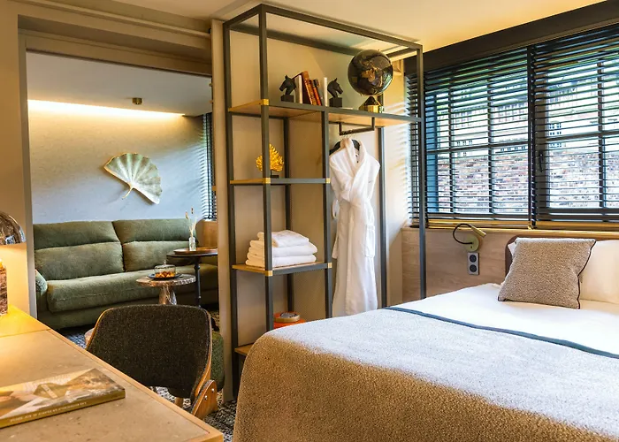 Chateau Jeanne & The Forest - Chateau De Montvillargenne 4*