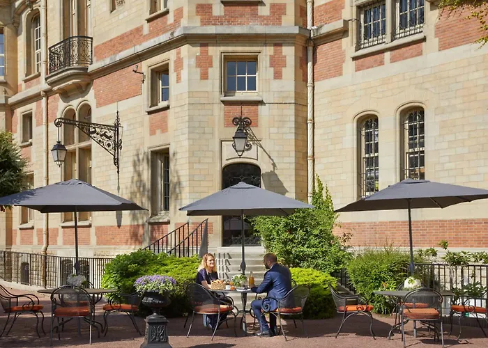 Chateau Jeanne & The Forest - Chateau De Montvillargenne Hotel