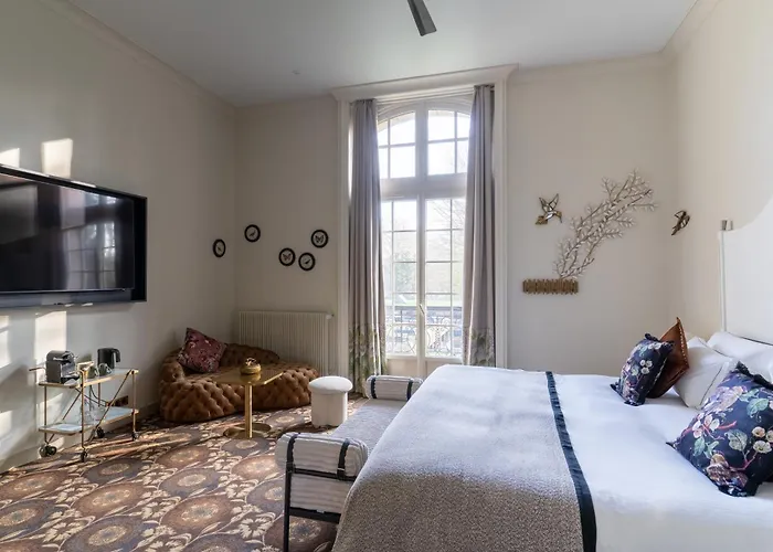 Chateau Jeanne & The Forest - Chateau De Montvillargenne Hotel