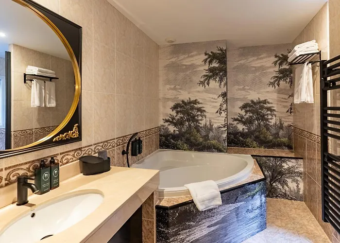 Chateau Jeanne & The Forest - Chateau De Montvillargenne 4*